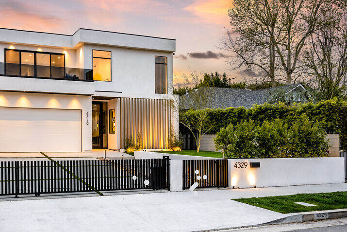 a-big-white-house_optimized_100