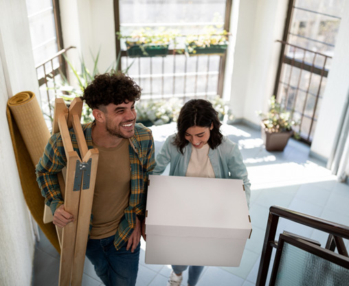 couple-moving-into-apartment