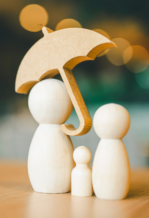 model-of-family-protected-by-life-insurance