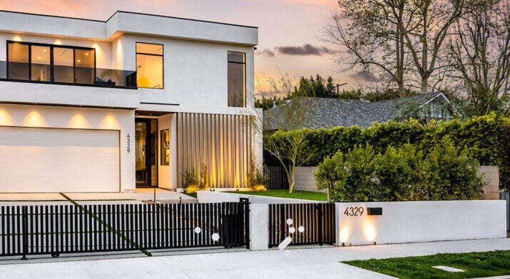 a-big-white-house_optimized_100